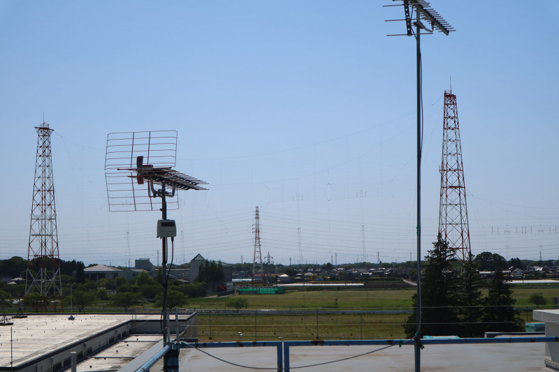 建屋屋上から見るアンテナ群