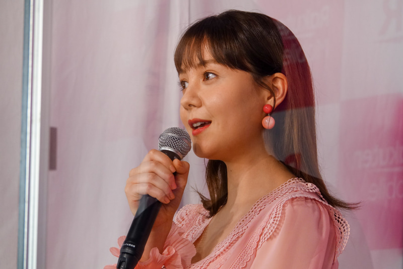 朝の目覚ましから1日ずっとiPhoneが手放せないと語ったトリンドル玲奈