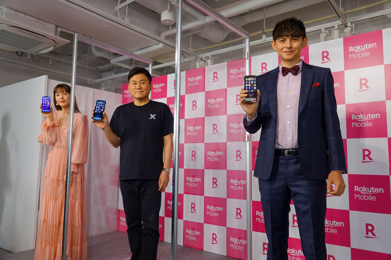 左からトリンドル玲奈、三木谷氏、ハリー杉山