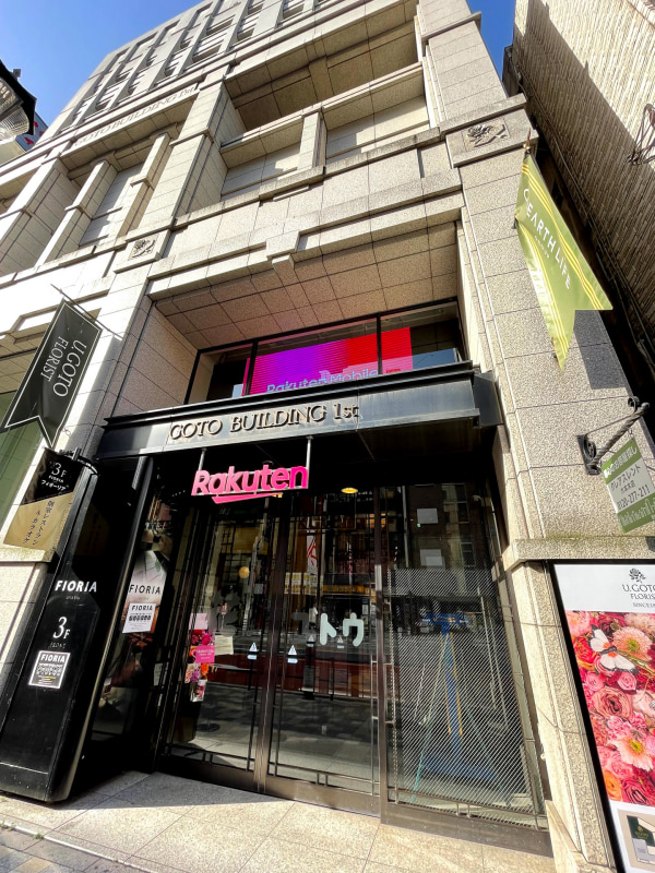 30日オープンの六本木店は2Fに位置する。六本木交差点からすぐそば
