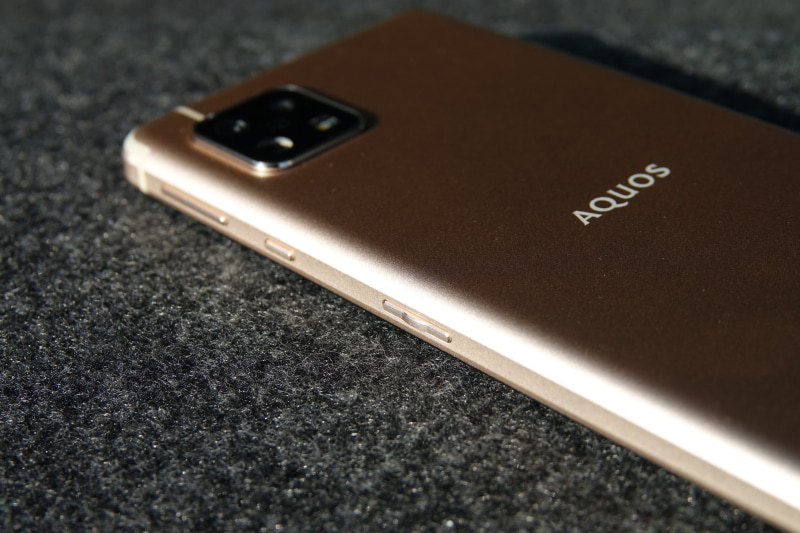 一番左が音量ボタン。アシスタントキーが電源ボタンとの間に挟まれている