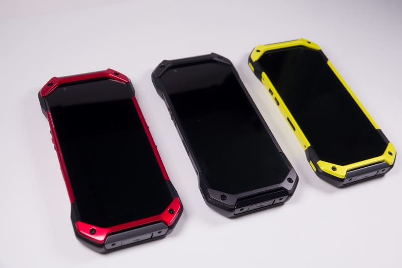 左から、レッド、ブラック、イエローの3色展開