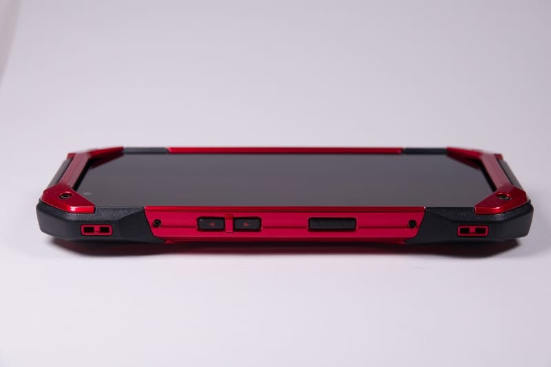 左側面、ストラップホルダーと音量スイッチ、ダイレクトボタン