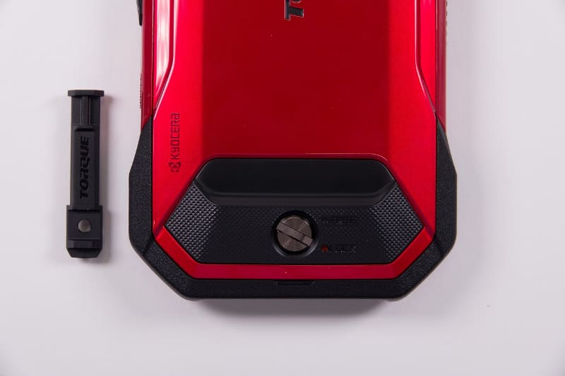 電池パックは取り外し式。購入時の本体にはバッテリーが取り付けられていないので、自分で装着する必要がある。背面カバーは付属の専用工具で取り外す