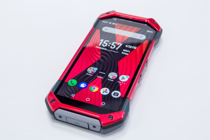 前面は、約5.5インチのFHD＋ディスプレイ