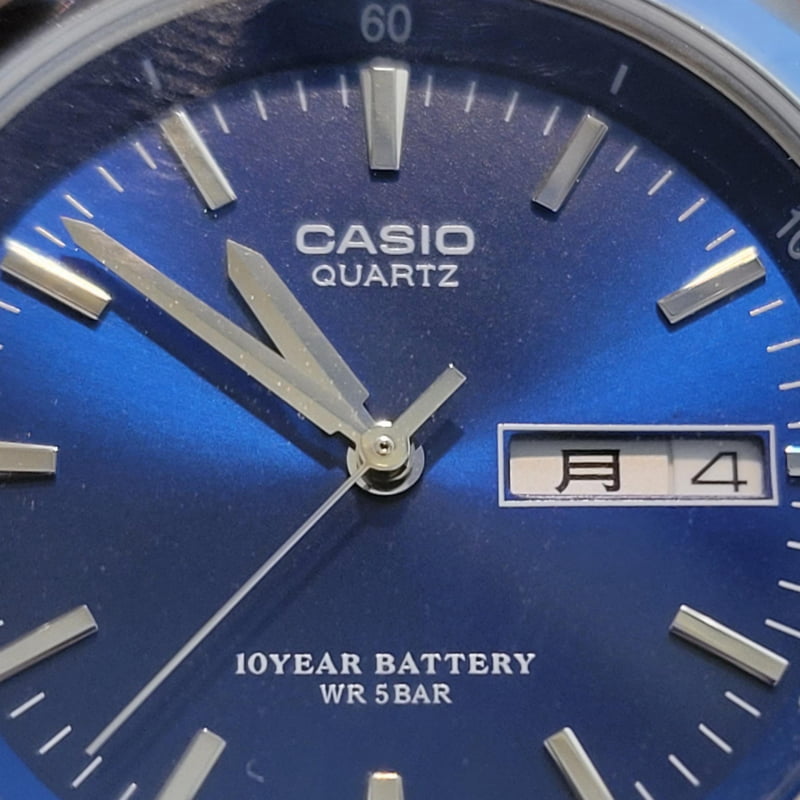 こだわりで存在してるような日本語曜日表示。数字が少しスリムな印象だ