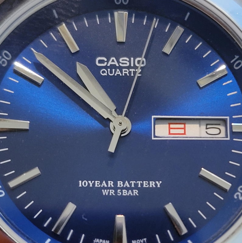 英語（SUN）も日本語（日）も日曜日は赤色での表示となる