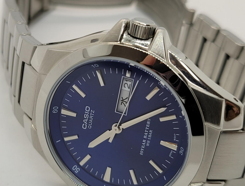 秒針のトレースの正確性は気持ち良い。リューズガードが付いている