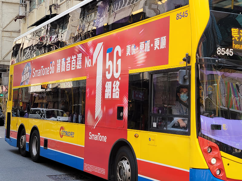 香港を走る2階建てバス。キャリアの5G広告もよく見かける