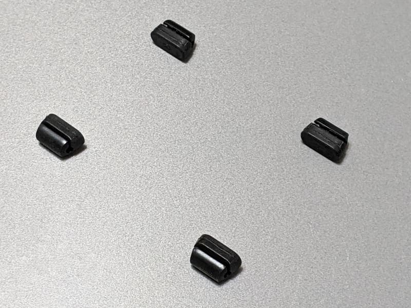 左右のパーツを分離させた状態