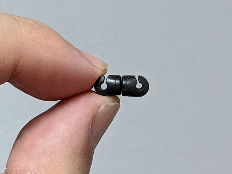 横から見たところ。ケーブルを通すスリットがある。Φ1.6～1.8mmの径に適合する