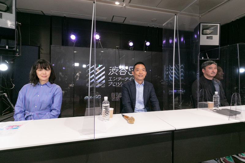 発表会に登壇した3人。左から渋谷未来デザイン理事・事務局次長の長田 新子氏、渋谷区 区長の長谷部 健氏、KDDI 事業創造本部 ビジネスインキュベーション推進部 部長の中馬 和彦氏