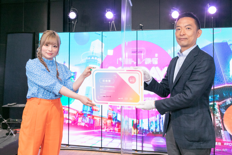 任命書を手渡す渋谷区長の長谷部氏ときゃりーぱみゅぱみゅ