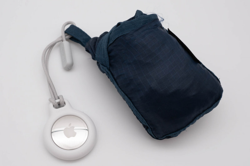 とりあえず筆者は普段持ち歩く折りたたみエコバッグに装着している。外出先でショッピングバッグとかが増えたら、そっちに付け替える