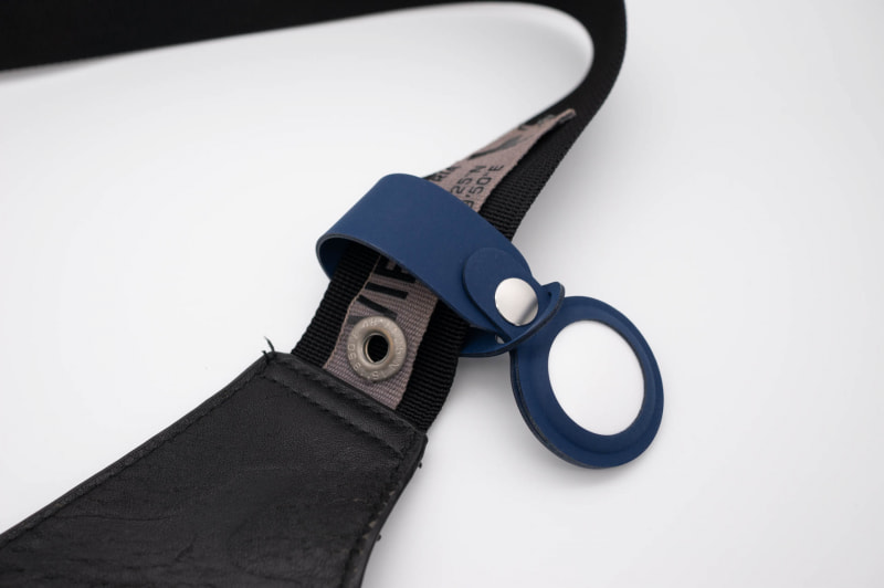 カバンのベルトなどにくっつけるなら、アップル純正のループは使いやすい