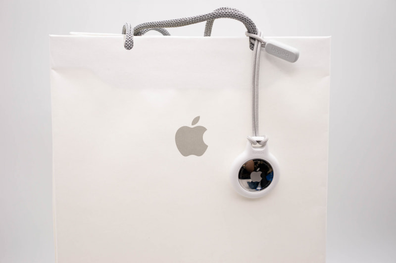 買い物後、ショッピングバッグに付けるのもアリかも。その場合、ベルキンのストラップ付きセキュアホルダーが汎用性が高い