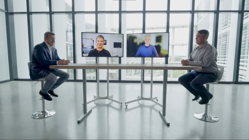 左からクアルコムのアレックス・カトゥージアン氏、モデレーターのカロリナ・ミラネージ氏、レノボのトム・バトラー氏、クアルコムのミゲル・ヌーネス氏