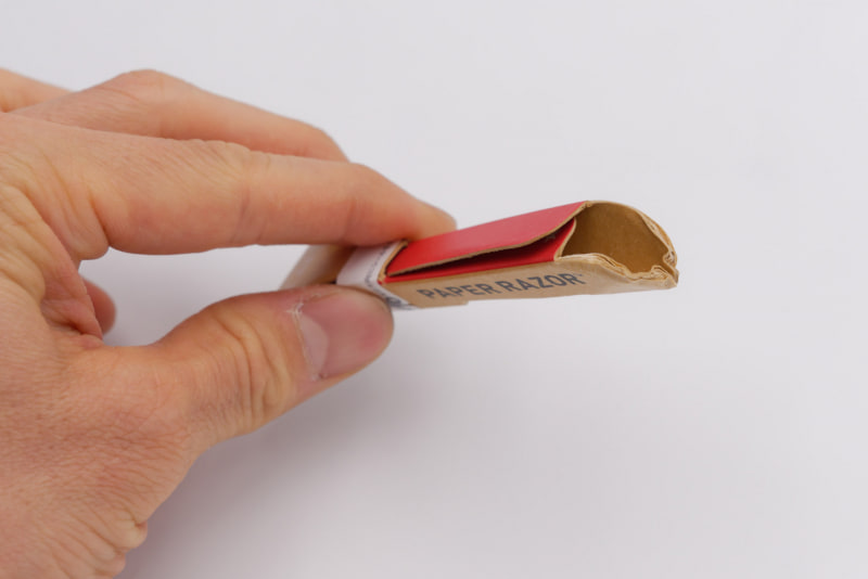 5日間浴室内で使い続けた紙カミソリ。柄の先端がほぐれて、全体的に若干しなしなになった