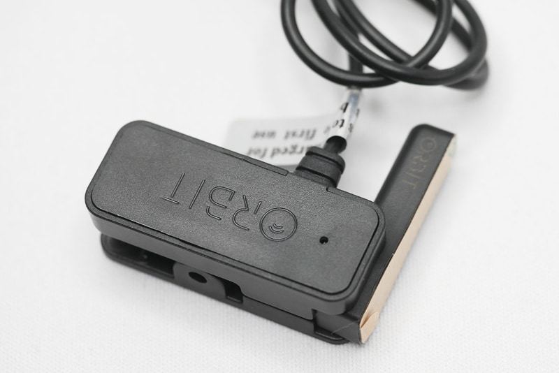 充電時の状態。充電中は青いLEDが点灯します