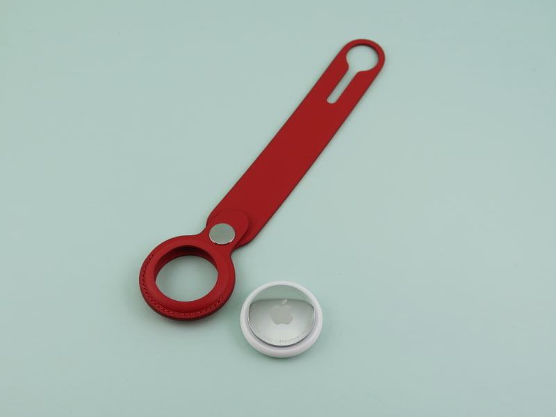 「AirTagレザーループ」（左）と「AirTag」（右）。ループの装着部は「AirTag」の表裏が見える形状