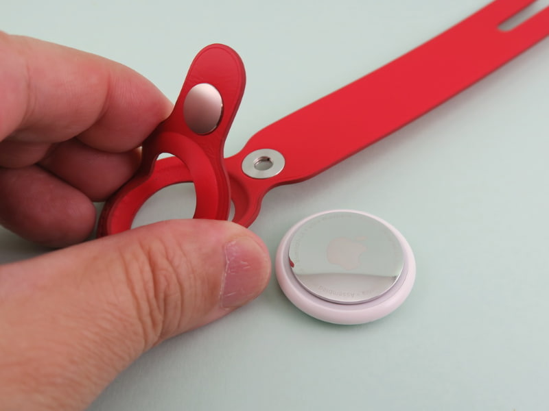 「AirTagレザーループ」のボタン部分を外して、装着する。ボタンはしっかりしているので、勝手に空いてしまうことはなさそう