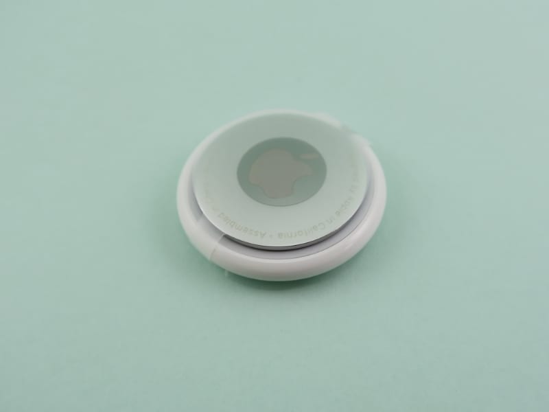 出荷状態では「AirTag」が保護フィルムにくるまれている