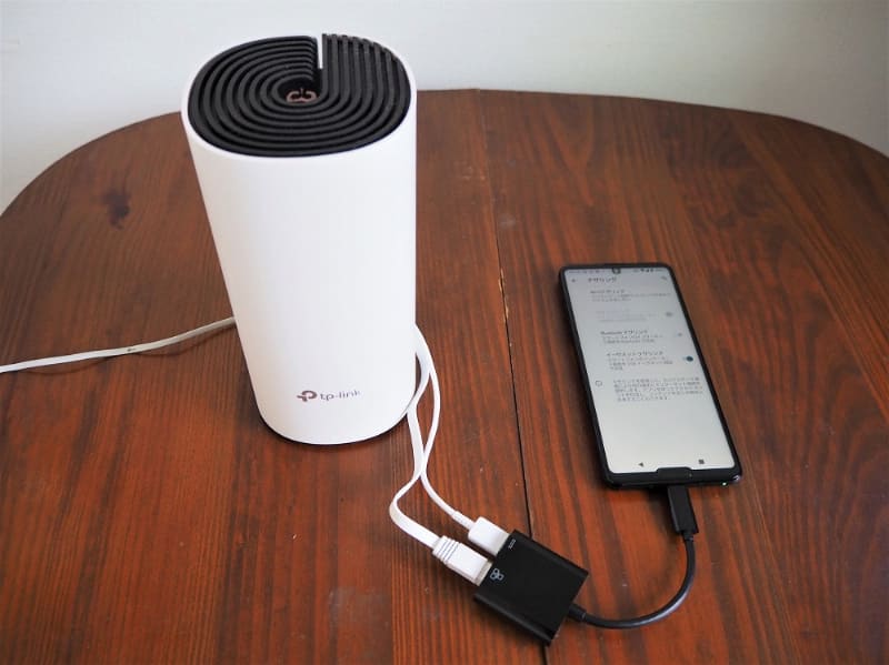 イーサネットテザリング状態にしたAQUOS R5Gを、自宅のルーターに接続してみたところ。固定回線に接続していたLANケーブルをスマートフォンに差し替えるだけと、非常に簡単だ