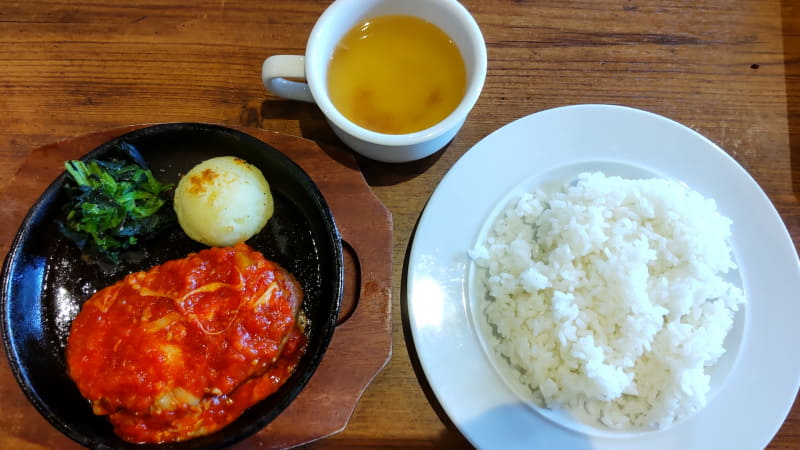 何ということもないサイゼリアのトマトハンバーグランチセットの俯瞰写真