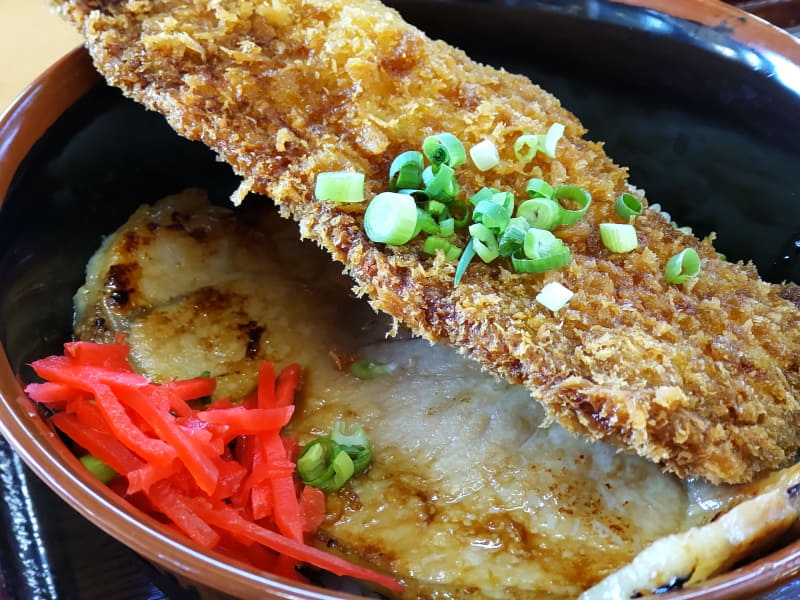 わらじのようなビッグさが迫力のあるわらじカツ。しょうが焼きとのミックス丼にした