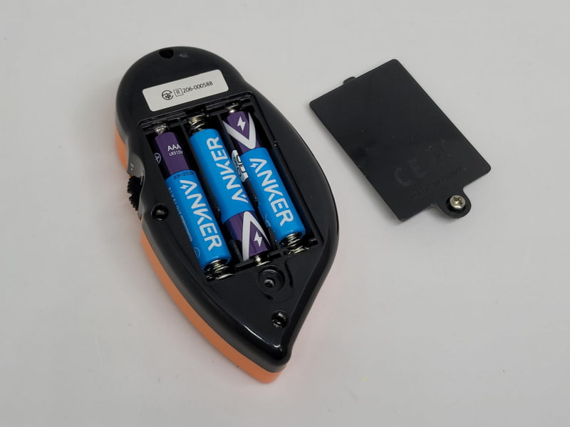 単4乾電池3本で動作する