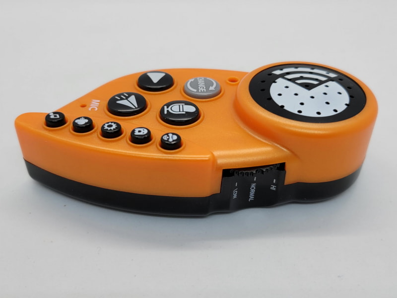 反対側側面には録音時の声の音程を自由にアップダウンできるジョグダイアル