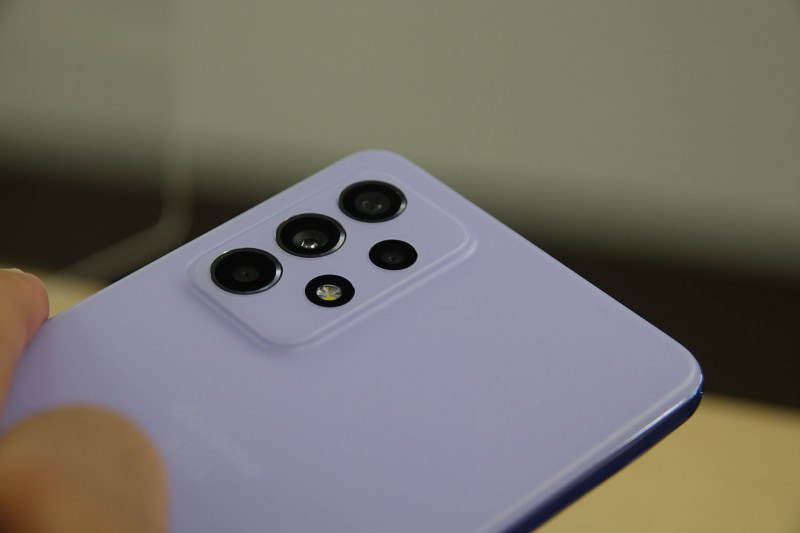 左上が約12MP超広角カメラ、左中が64MP広角カメラ、左下が5MP深度カメラ、右上が5MPのマクロカメラ