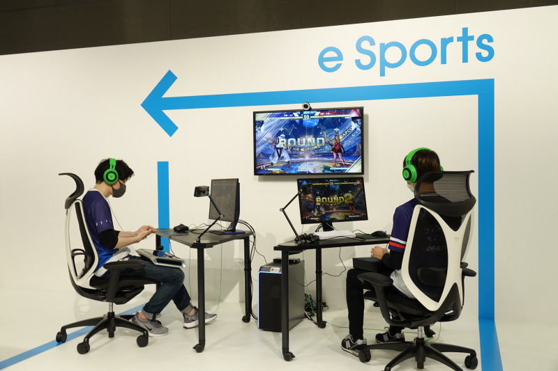 実際のゲームプレイ時のイメージ。両選手の横にスマートフォンが設置されたスタンドがある