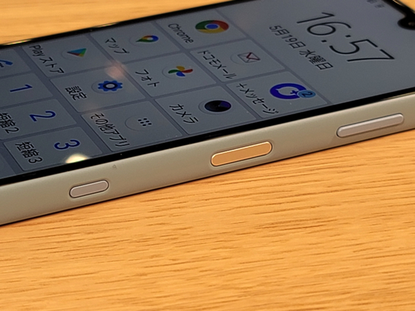 本体側面（下部）に音声アシスタントの起動ボタン