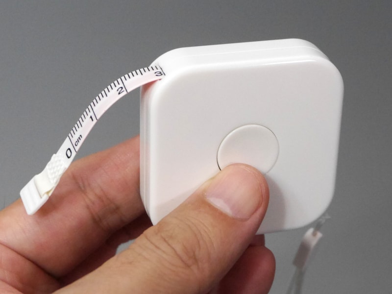 こうしたメジャーでは一般的な、ワンプッシュで巻き取るボタンも備えている