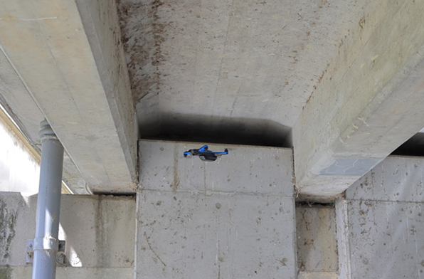 狭い場所での飛行イメージ