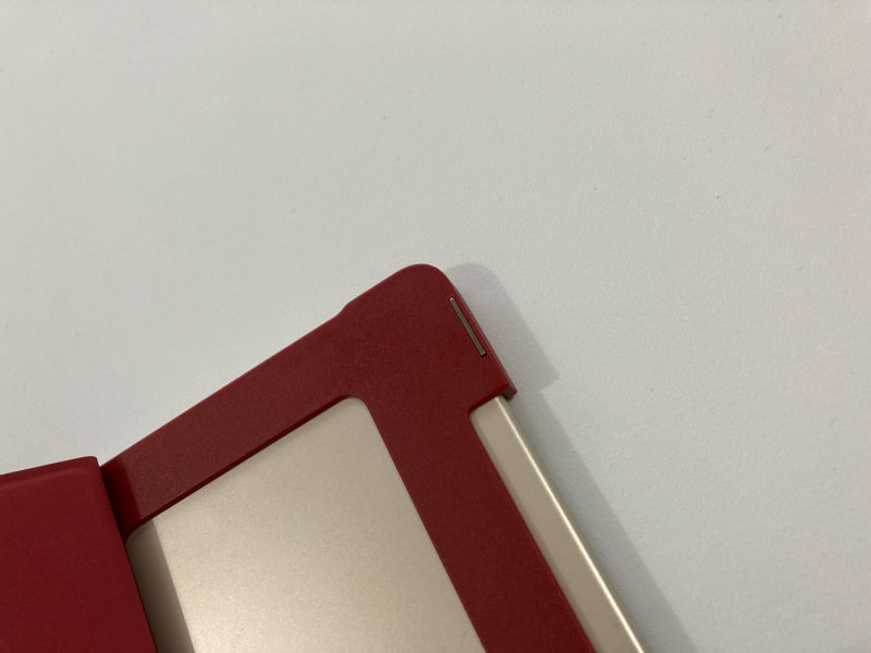 背面マグネットでピタっと締まる