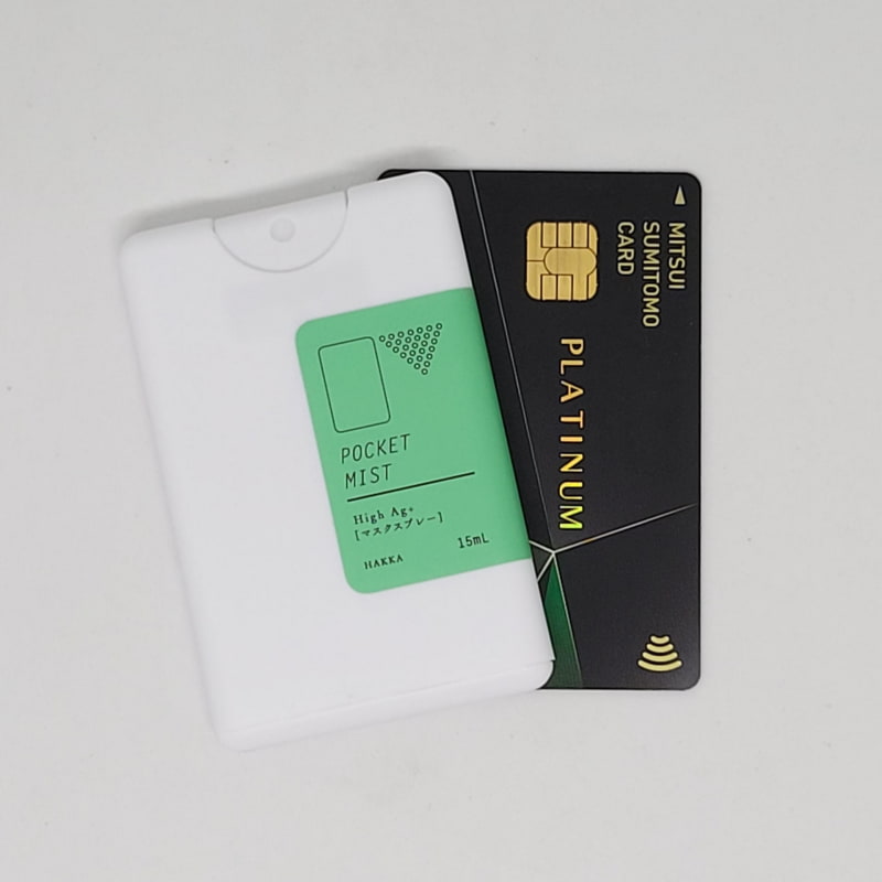 サイズはクレカサイズ、厚さはわずか10㎜なのでシャツのポケットにも入る