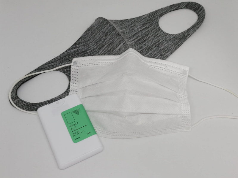 常用しているマスクの外側からアトマイザーの感じでプッシュする