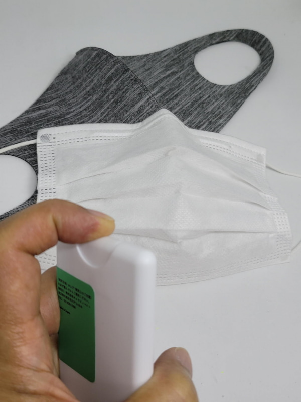 10㎝ほど離れた場所から1プッシュか2プッシュ