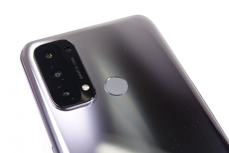 背面にはアウトカメラと指紋センサー。FeliCa読み取り部は指紋センサー上にある