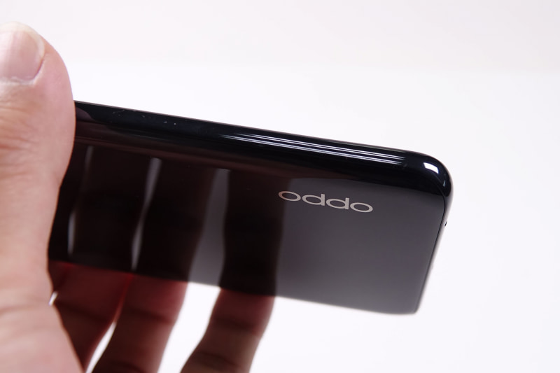 背面にはアウトカメラと指紋センサー。FeliCa読み取り部は指紋センサー上にある