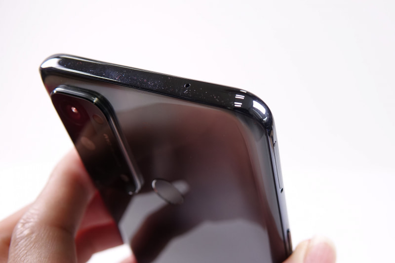 背面にはアウトカメラと指紋センサー。FeliCa読み取り部は指紋センサー上にある