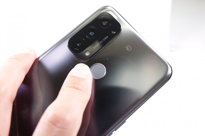 指紋センサーは人差し指で押しやすい位置