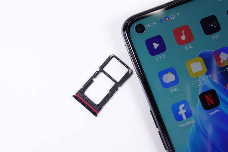 SIMカードスロット、SIM2枚めとmicroSDカードは排他利用