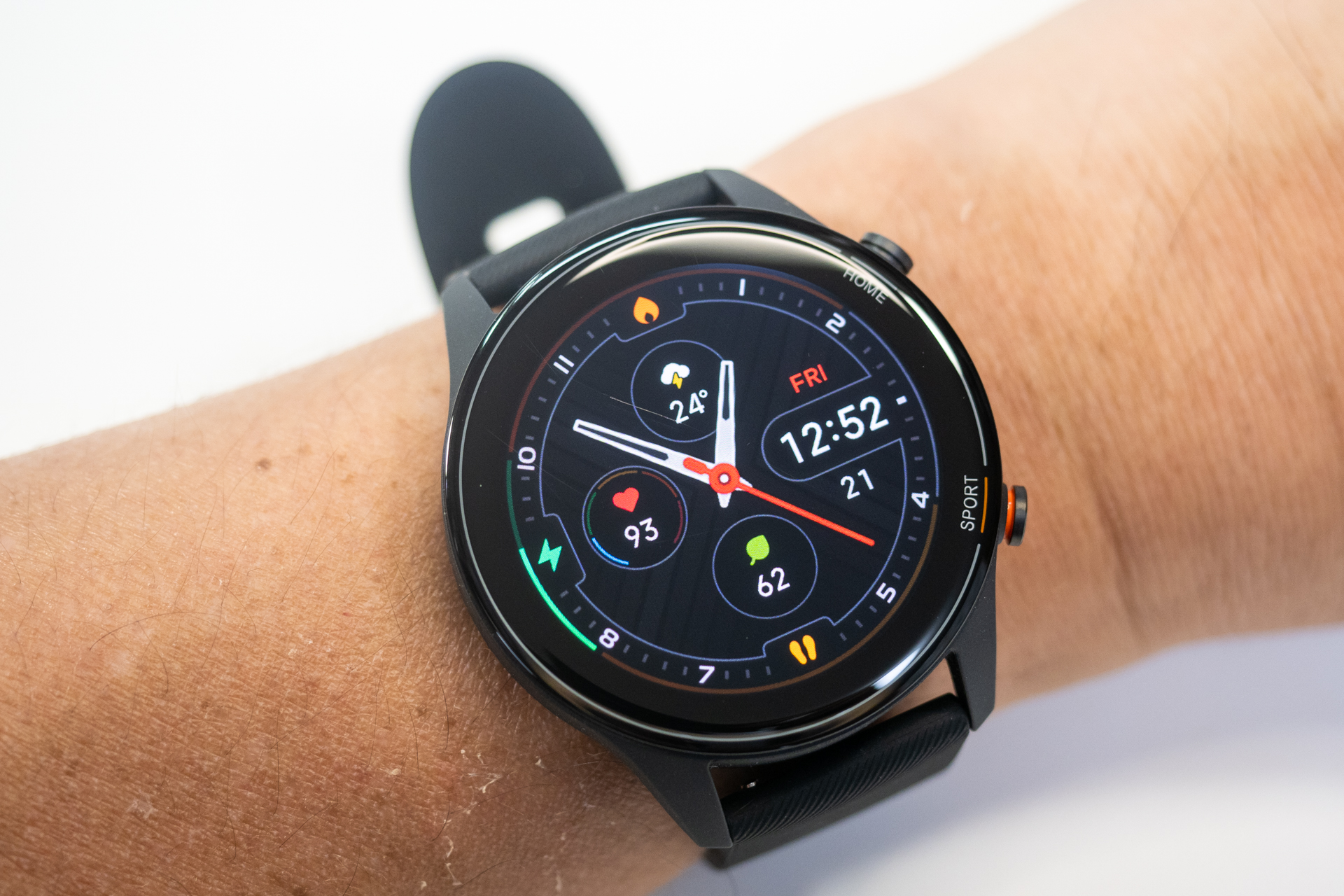 丸いディスプレーの「Mi Watch」。発売後すぐに売り切れてしまった。