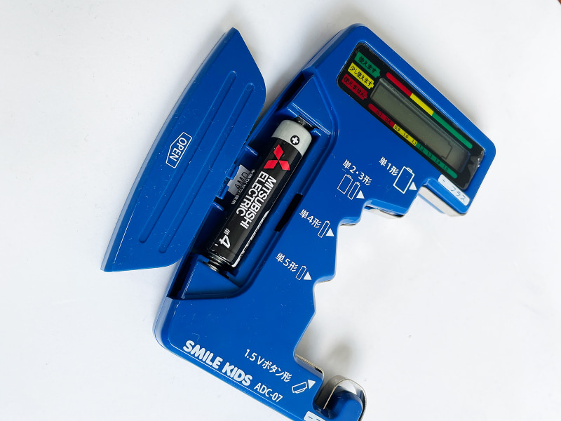 電池を入れて使うタイプの電池チェッカーです。