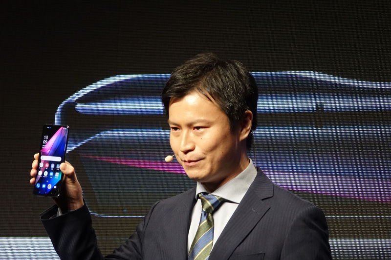 中川氏と「OPPO Find X3 Pro」