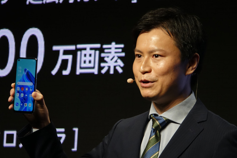 中川氏と「OPPO Reno5 A」