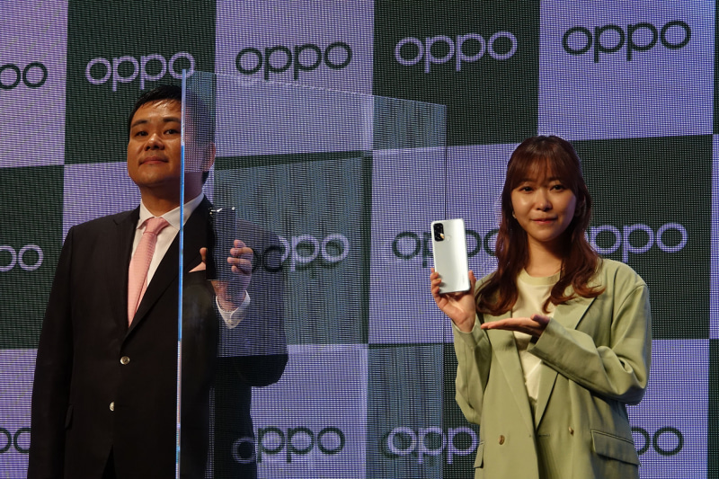 オウガ・ジャパン専務取締役の河野 謙三氏（左）と指原 莉乃（右）